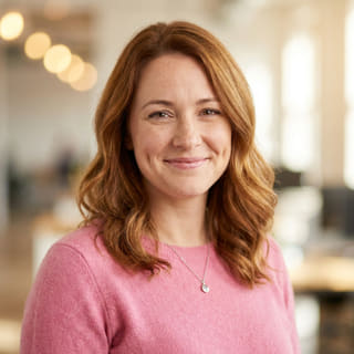 Emily Watson, presentada como responsable de Atención al Cliente en Cima Rendazgo, en una imagen de perfil